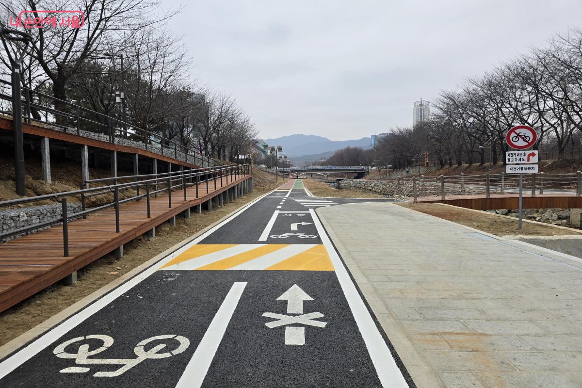 새롭게 칠한 자전거길. ⓒ조송연