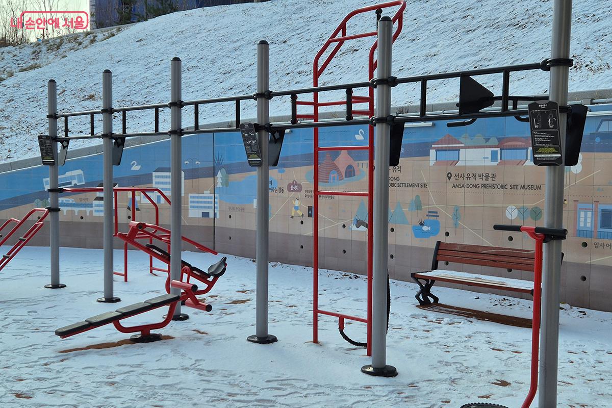 철봉, 윗몸일으키기 기구, 벤치 등 다양한 운동 기구가 설치되어 있다. &copy;백승훈