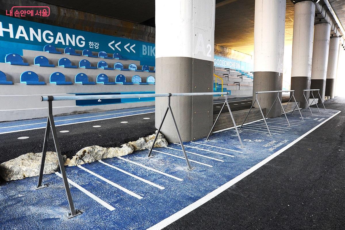 &lsquo;고덕천 라운지&rsquo; 내의 자전거 주차존 &copy;조수봉