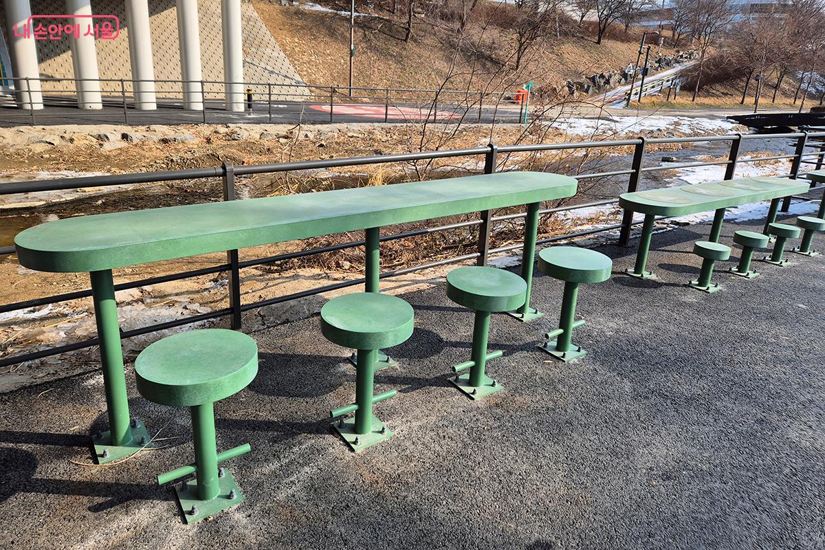 라운지 한쪽에는 간단한 식사나 간식을 즐길 수 있는 선반과 의자가 마련되어 있다. ©백승훈