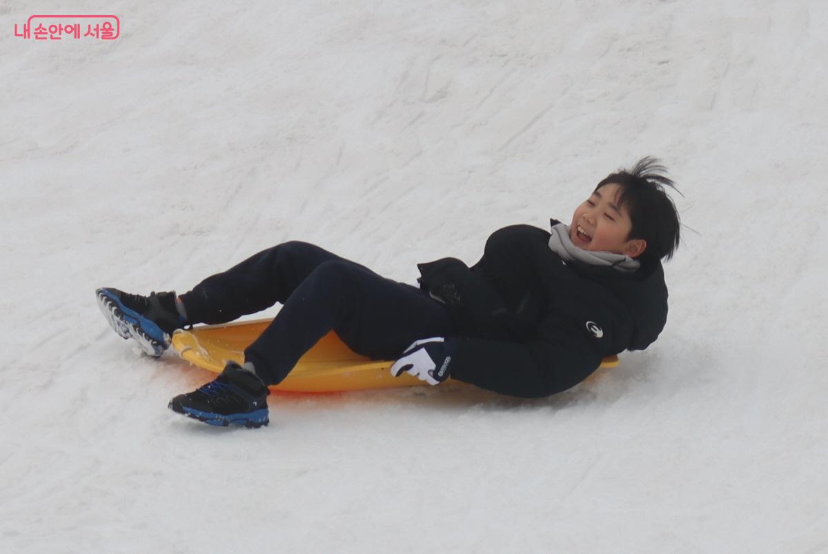 웃음이 가득한 여의도 눈썰매장 &copy;조수연