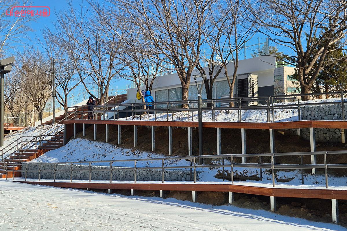 휠체어도 쉽게 올라갈 수 있도록 설계된 여의천 무장애 데크길 ©이혜숙