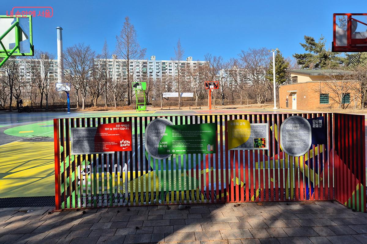 자연에서 영감을 받은 화려한 그래픽이 공원에 생동감과 활력을 불어넣고 있다. &copy;정향선