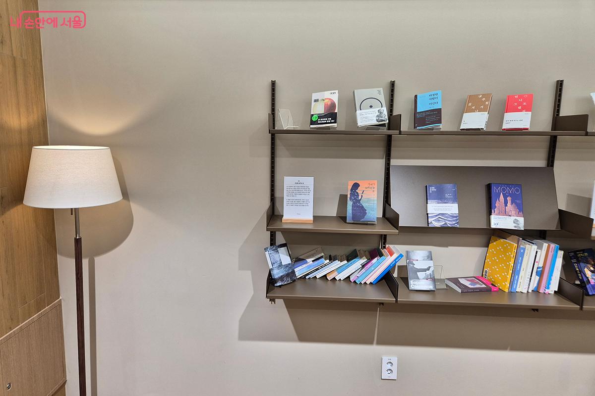 책장에는 소설, 시집, 인문서, 여행서 다양한 장르의 책들이 꽂혀 있다. &copy;이혜숙