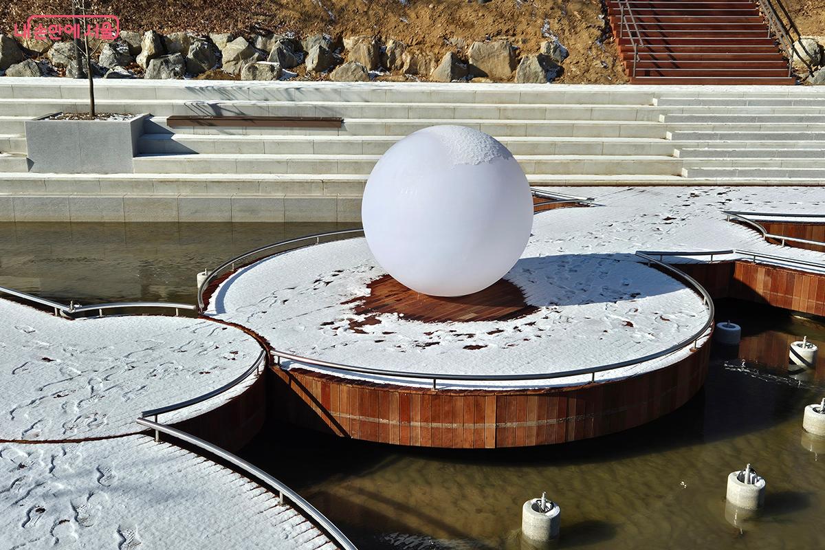 소원을 들어주는 여의주의 모습을 형상화한 조형물 ‘위시볼(Wish Ball)’ ©이혜숙