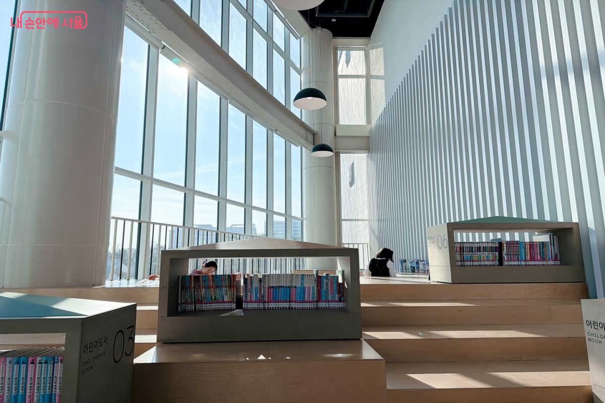 전면창으로 이루어져 있어 겨울에도 따뜻하게 실내에서 시간을 보낼 수 있다.