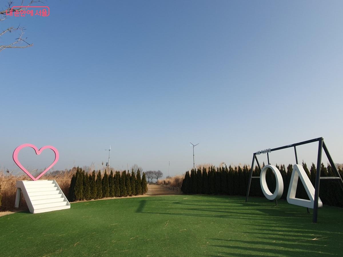 억새 문자를 형상화한 포토존과 ‘천국의 계단’ 포토존 ©엄윤주