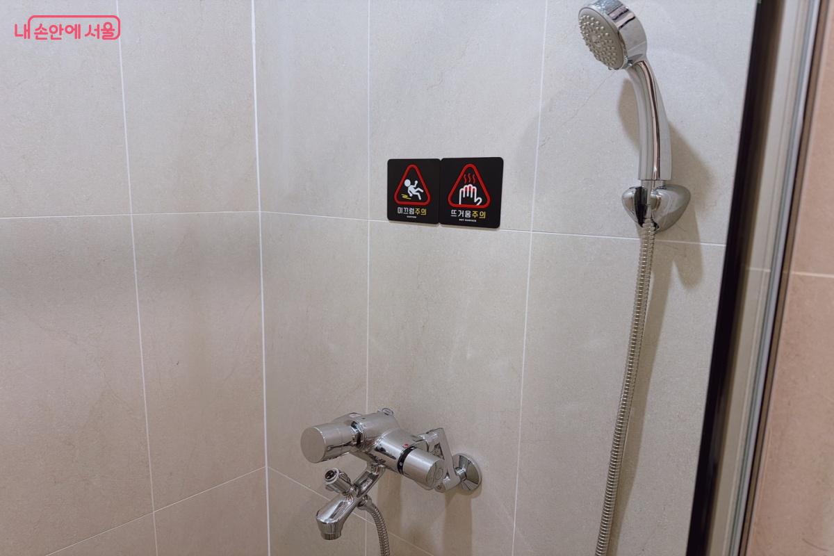남녀 각 5개 개인별 샤워 부스를 갖추고 있다. ©노윤지