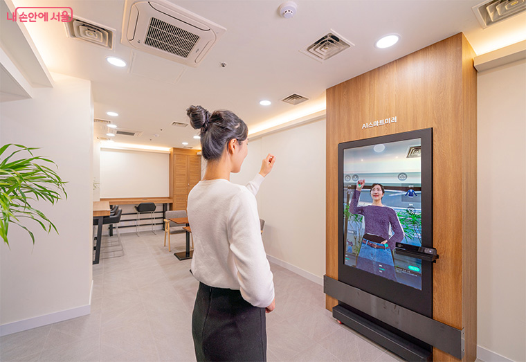 종각역 지하도상가 스마트쉼터에 &lsquo;AI 스마트미러&rsquo;가 조성됐다.