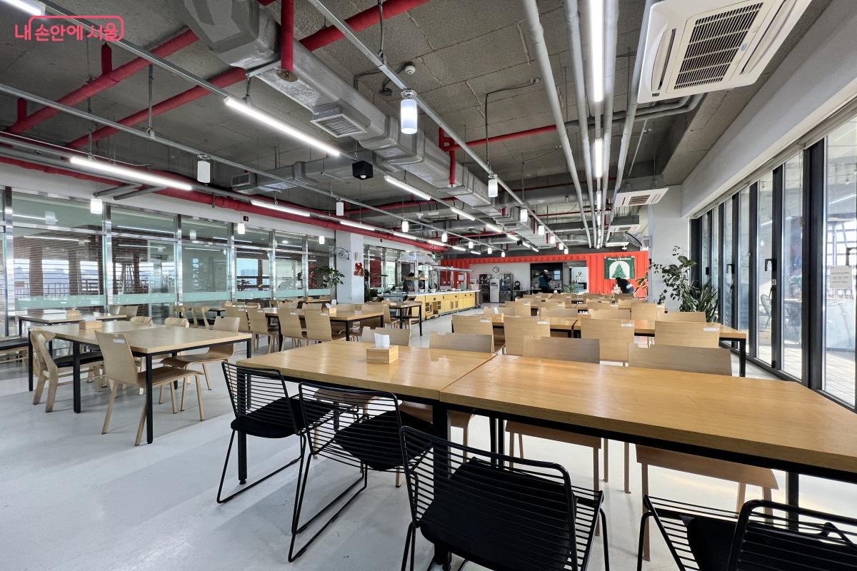 5층 레스토랑. 점심 운영 시간 내엔 누구나 비용을 지불하고 이용할 수 있다. &copy;박지영