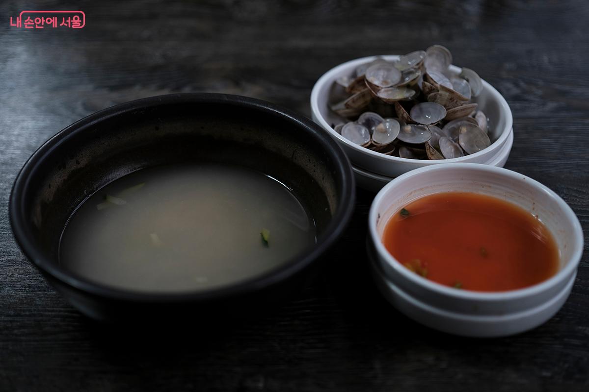 남은 열무김치를 보리밥에 얹어 깨끗하게 그릇을 비우며, 속까지 따뜻해지는 한 끼를 마무리했다. ⓒ김아름