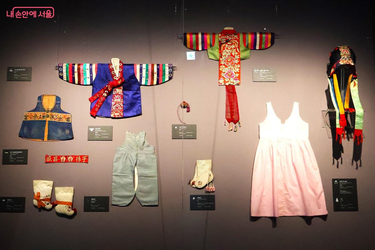 영유아 사망이 잦던 시대, 간절한 소망과 무탈한 성장을 위해 옷과 신발, 모자에 장수와 복을 부르는 문양을 수놓았다. &copy;이봉덕