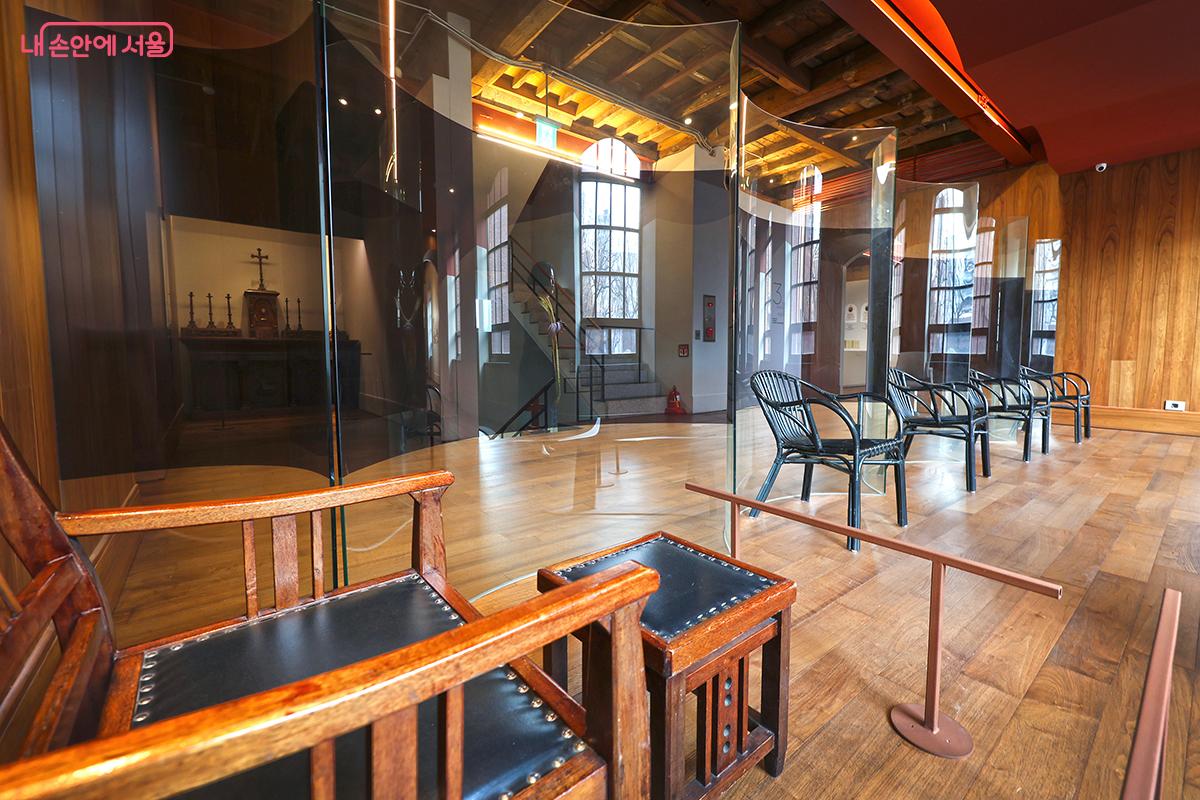 유럽 같은 풍경이 바라다 보이는 곳에 자리한 벤치 &copy;김주연