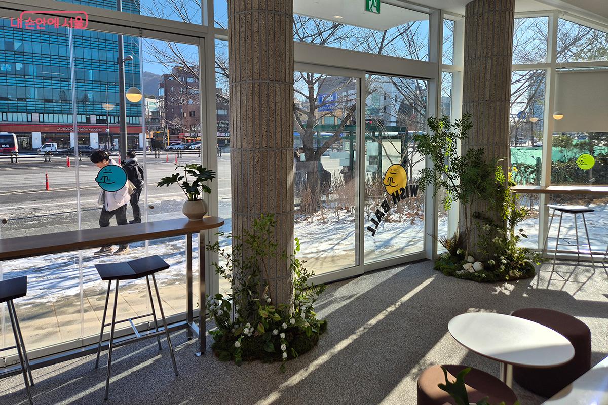 지상 1층의 탁 트인 전면 통유리창은 밖의 설경을 그대로 실내로 끌어안고 있다. ©이혜숙
