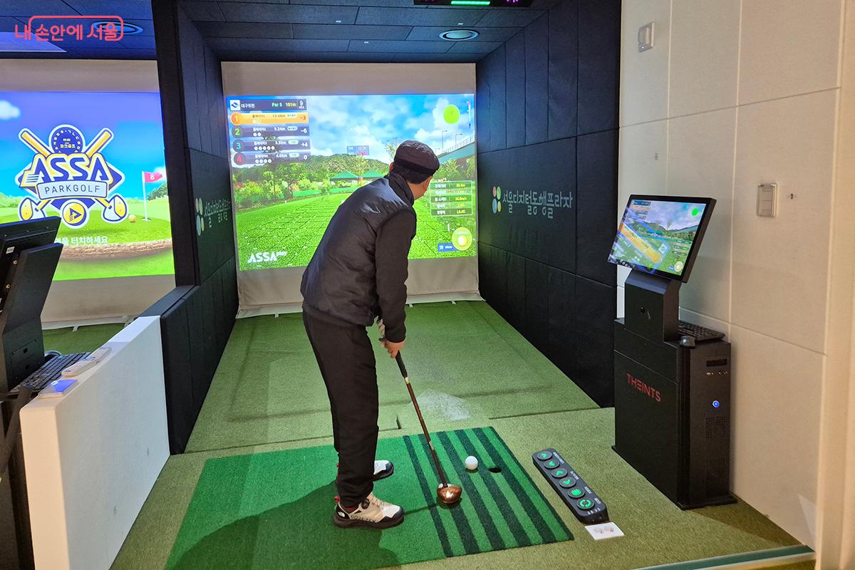 '스크린 파크골프'의 푸른 잔디가 펼쳐지고, AR(증강현실) 체육 시스템이 활기찬 움직임을 유도한다. &copy;백승훈
