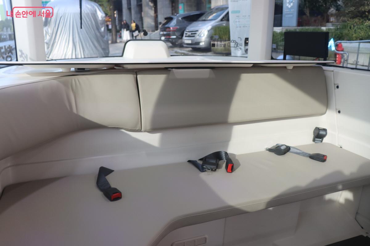 다만, 급정거 등 안전을 위해 안전벨트를 착용해야 한다. &copy;조송연