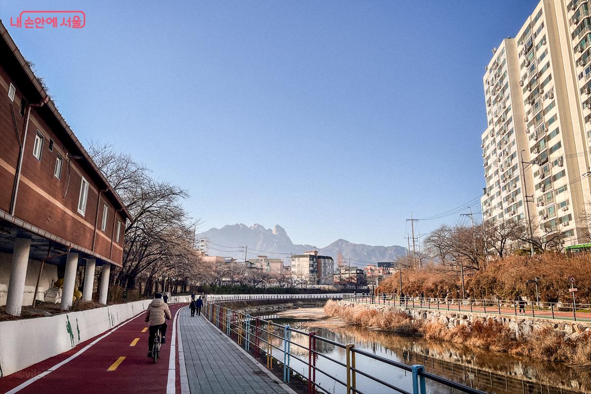 전용도로와 보행로가 분리된 우이천 주변의 모습 &copy;이진형