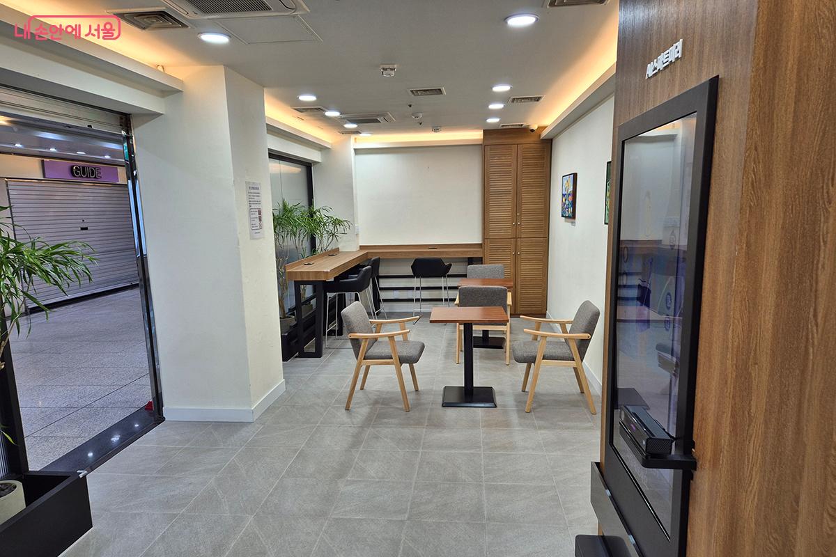 종각스마트쉼터 내부는 이용자들의 편의를 최대한 고려해 만들어졌다. &copy;이혜숙