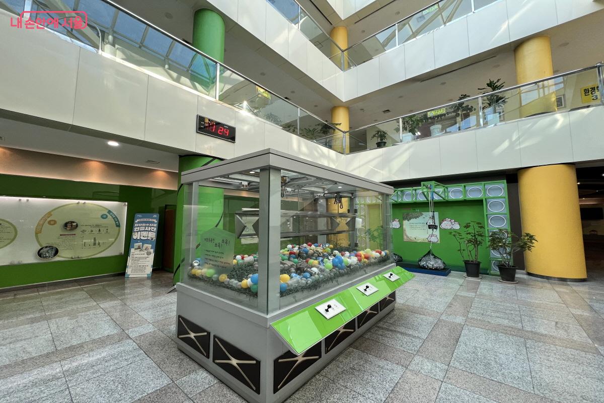 학습관에 설치된 장치들을 통해 폐기물과 분리수거, 재활용에 대한 이해를 높일 수 있다. &copy;박지영