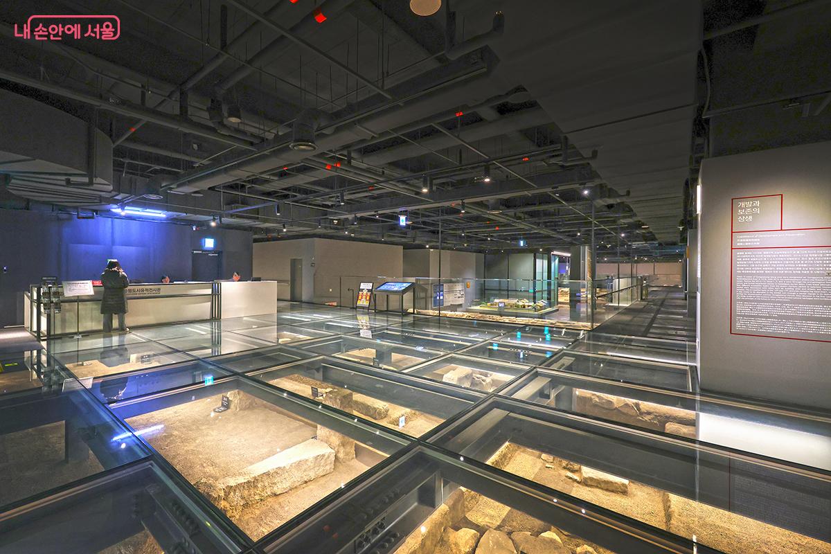 예상보다 큰 규모에 놀라게 되는 공평도시유적전시관 전경 &copy;김주연