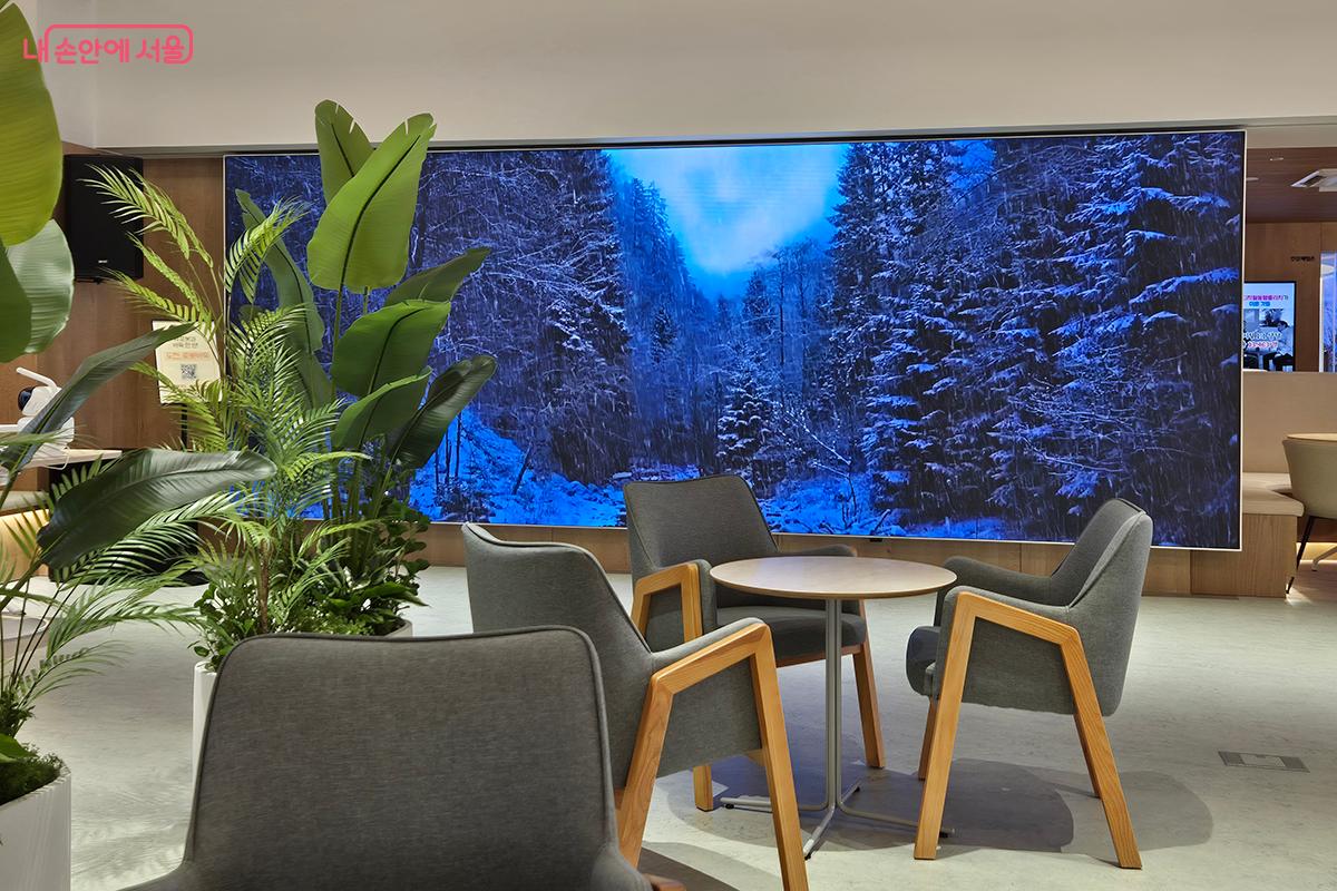 대형 LED 미디어월에서는 정책 정보를 넘어 영화 상영과 다채로운 콘텐츠 공유가 이루어진다. ©백승훈