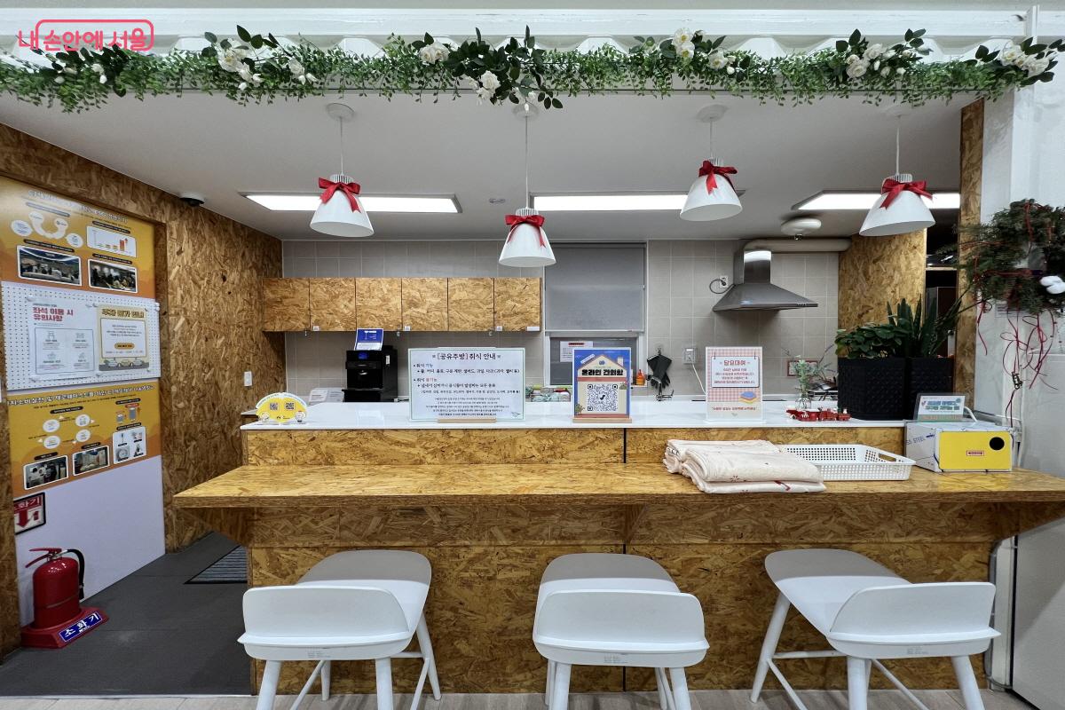 공유주방. 준비해 온 기본 음료와 과자류는 먹을 수 있다. &copy;박지영