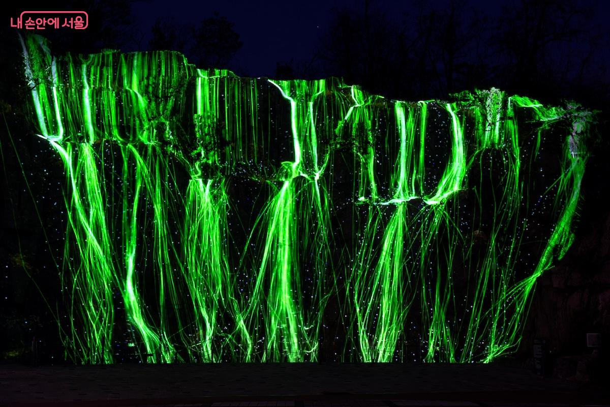 지난 11월에 공개되어 상설 운영 중인 배봉산 숲속폭포 미디어파사드 &copy;임중빈