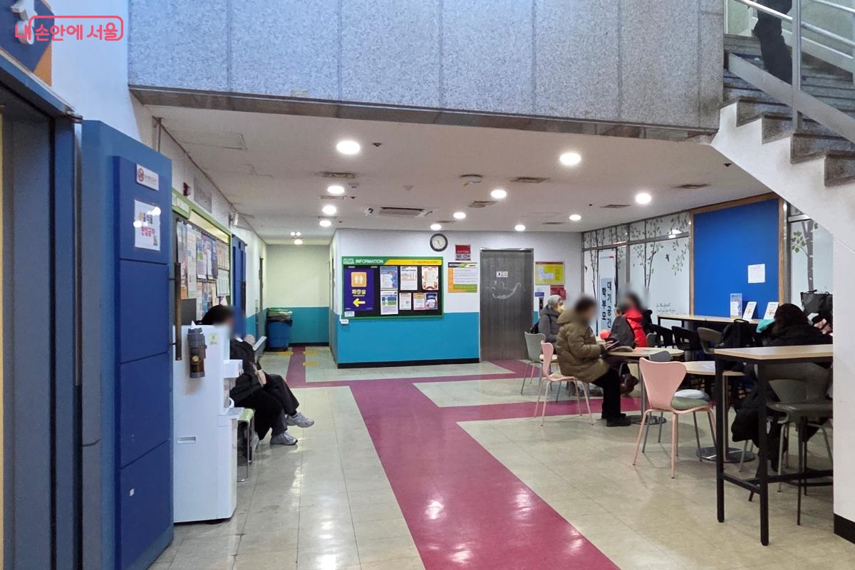 편하게 쉴 수 있도록 &lsquo;학부모 대기 공간&rsquo;을 소극장 옆에 마련했다. &copy;김미선