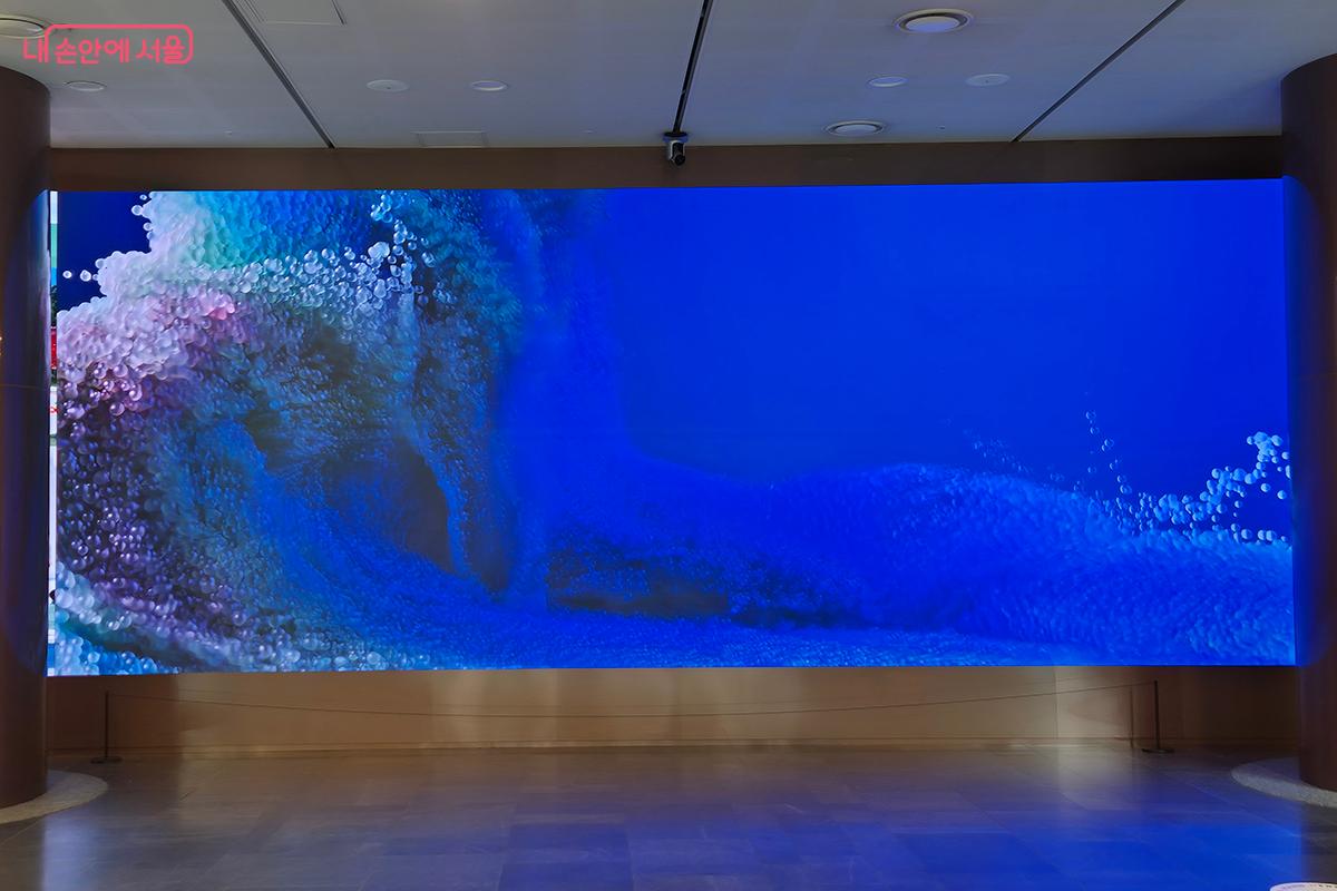 김보슬 작가가 그려낸 푸른 심연은, 동양 철학의 깊이를 가득 담고 마음속의 복잡한 생각들을 씻어내 주는 듯하다. &copy;이혜숙