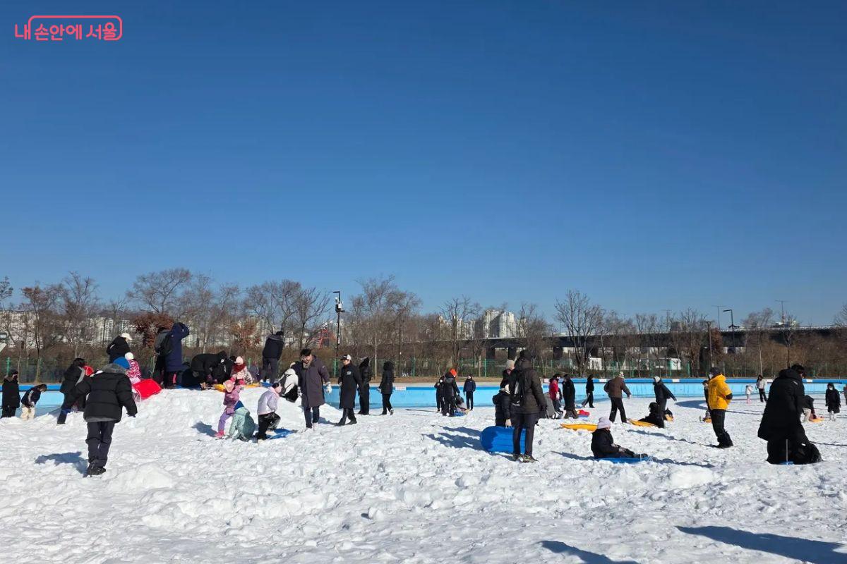 눈놀이 동산에서는 플라스틱 썰매를 탈 수도 있고 다양한 눈 놀이를 즐길 수도 있다. ©김민지