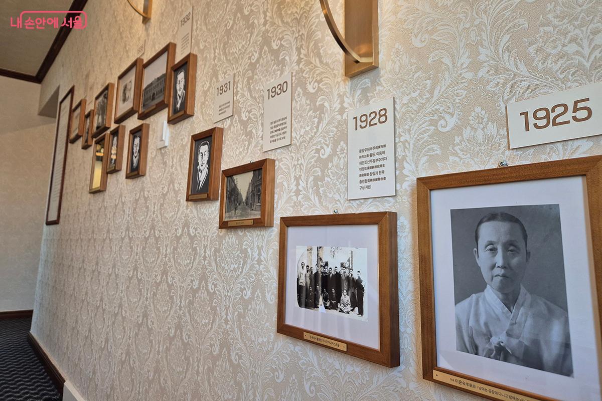 전시실로 연결되는 '이회영 층계'에 걸린 관련 사진들 