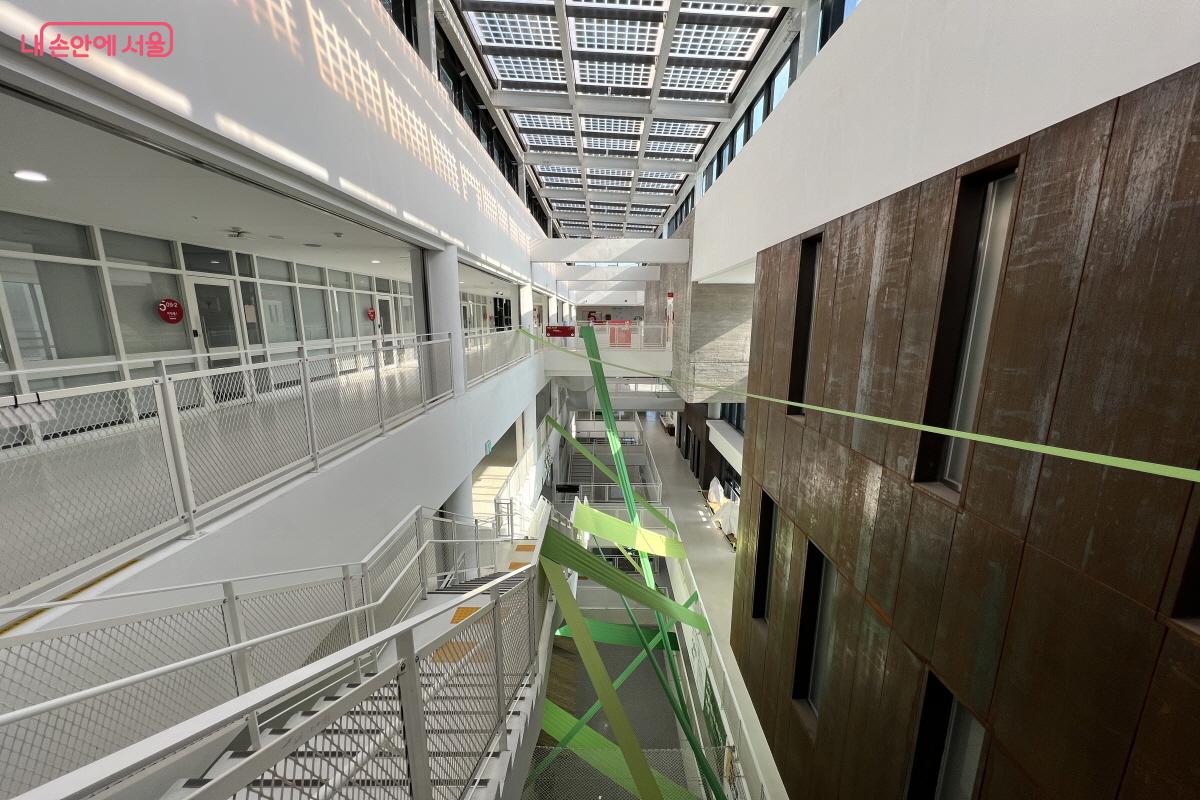 5층에서 내려다본 플라자 내부 &copy;박지영