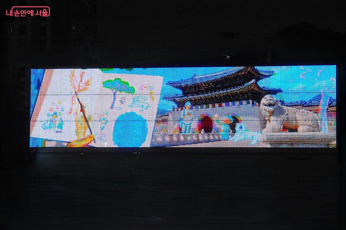 이 작품은 작가가 체험한 광화문광장에서의 특별했던 시간을 이야기하고 있다. &copy;조수봉