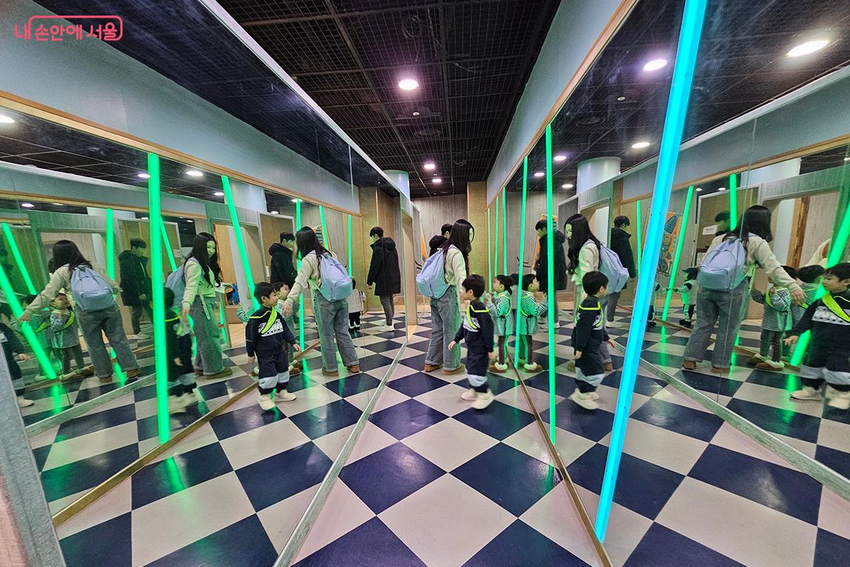 수십 장의 거울이 설치된 방에서 형광빛 LED가 만드는 환상적인 경험을 할 수 있다. &copy;백승훈