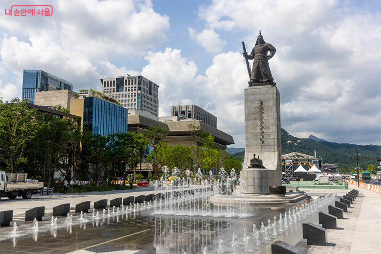 이순신은 1592년 1월 1일부터 1598년 11월 17일까지 『난중일기』를 남겼다.