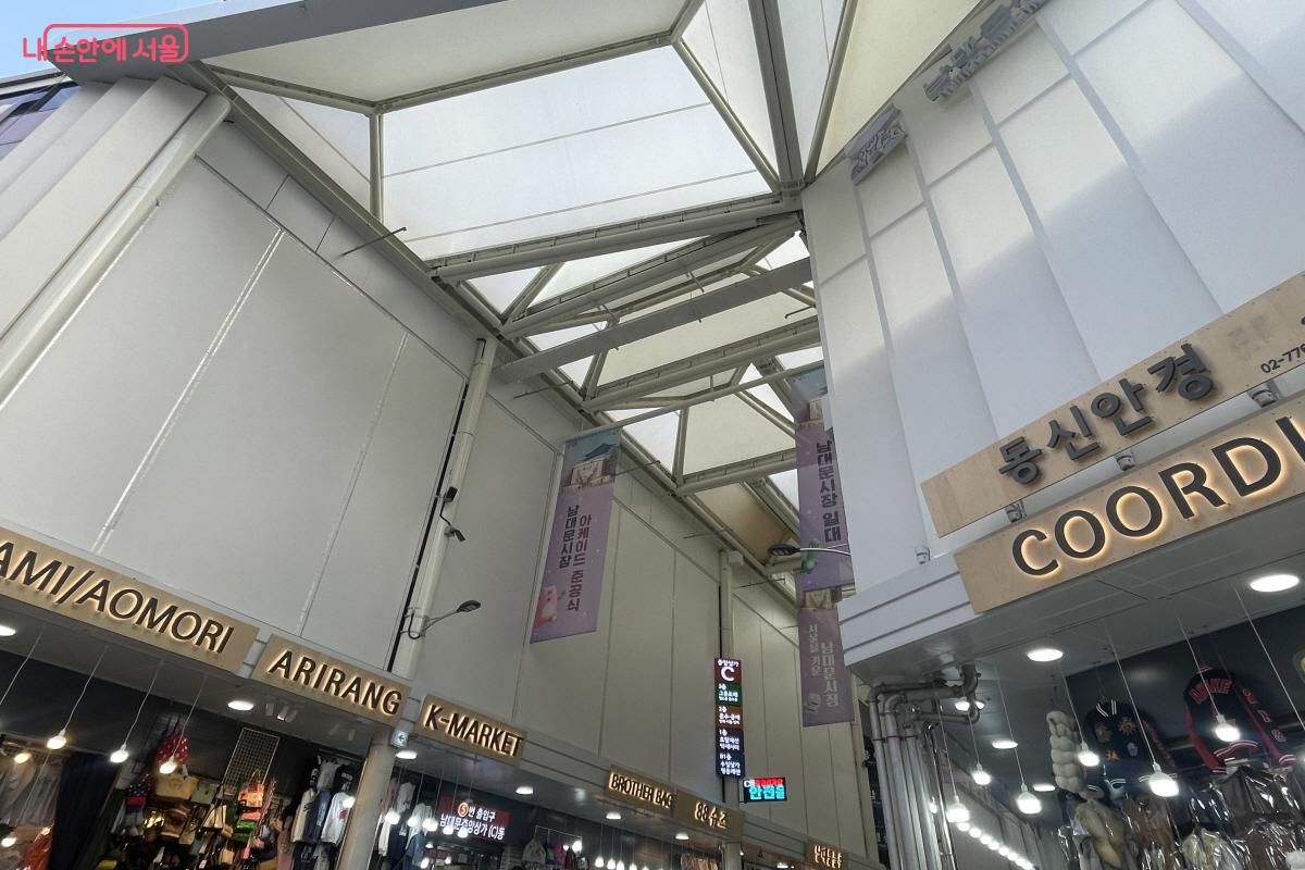 한옥 처마를 형상화한 ‘디자인 아케이드’ 조성으로 쇼핑 환경이 개선되었다. ⓒ이정민