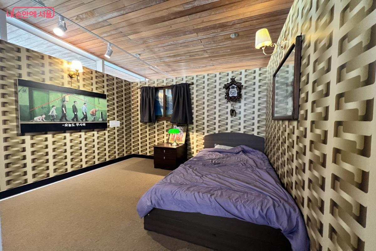 &lsquo;올드보이&rsquo; 속 장면이 연출된 공간으로 영화를 그림과 설치로 다양하게 즐길 수 있다. &copy;박지영