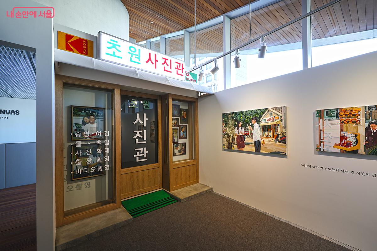 추억의 영화 <8월의 크리스마스> 전시 공간 &copy;김주연