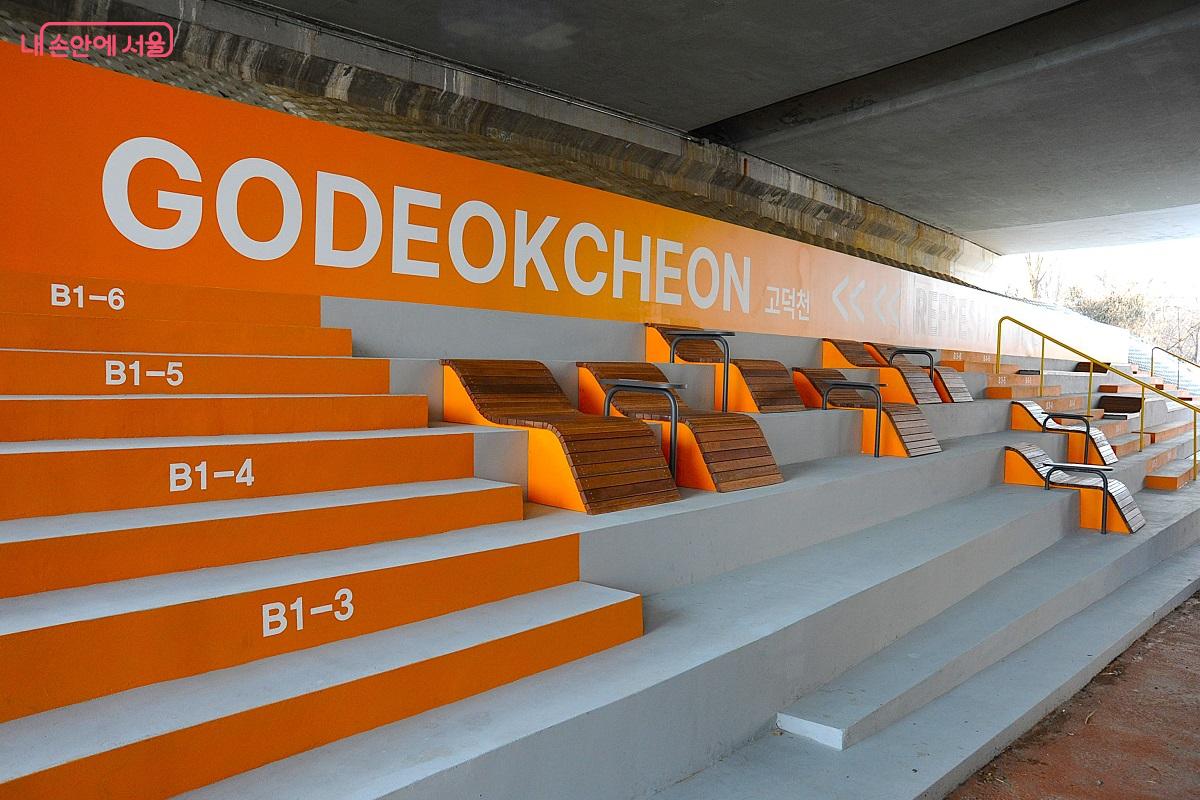 리프레시존에는 여러 형태의 쉴 자리와 커뮤니티 공간을 조성했다. &copy;조수봉