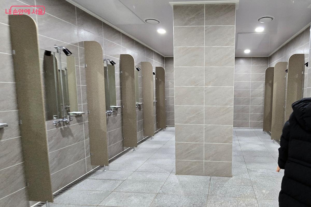 1인 샤워 공간이 일반보다 넓게 돼 있다. ©김윤경