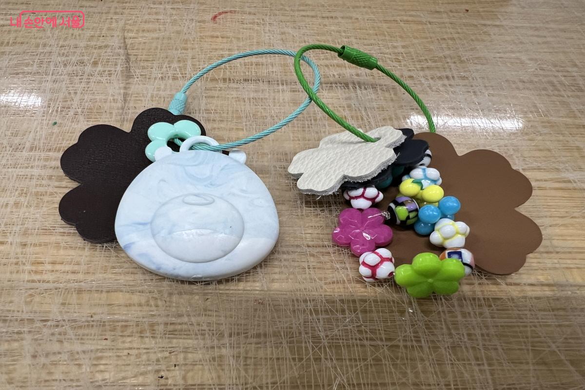 지하 1층 소재은행에서 받아온 재료로 1층 꿈꾸는공장에서 만든 기념 키링 &copy;박지영