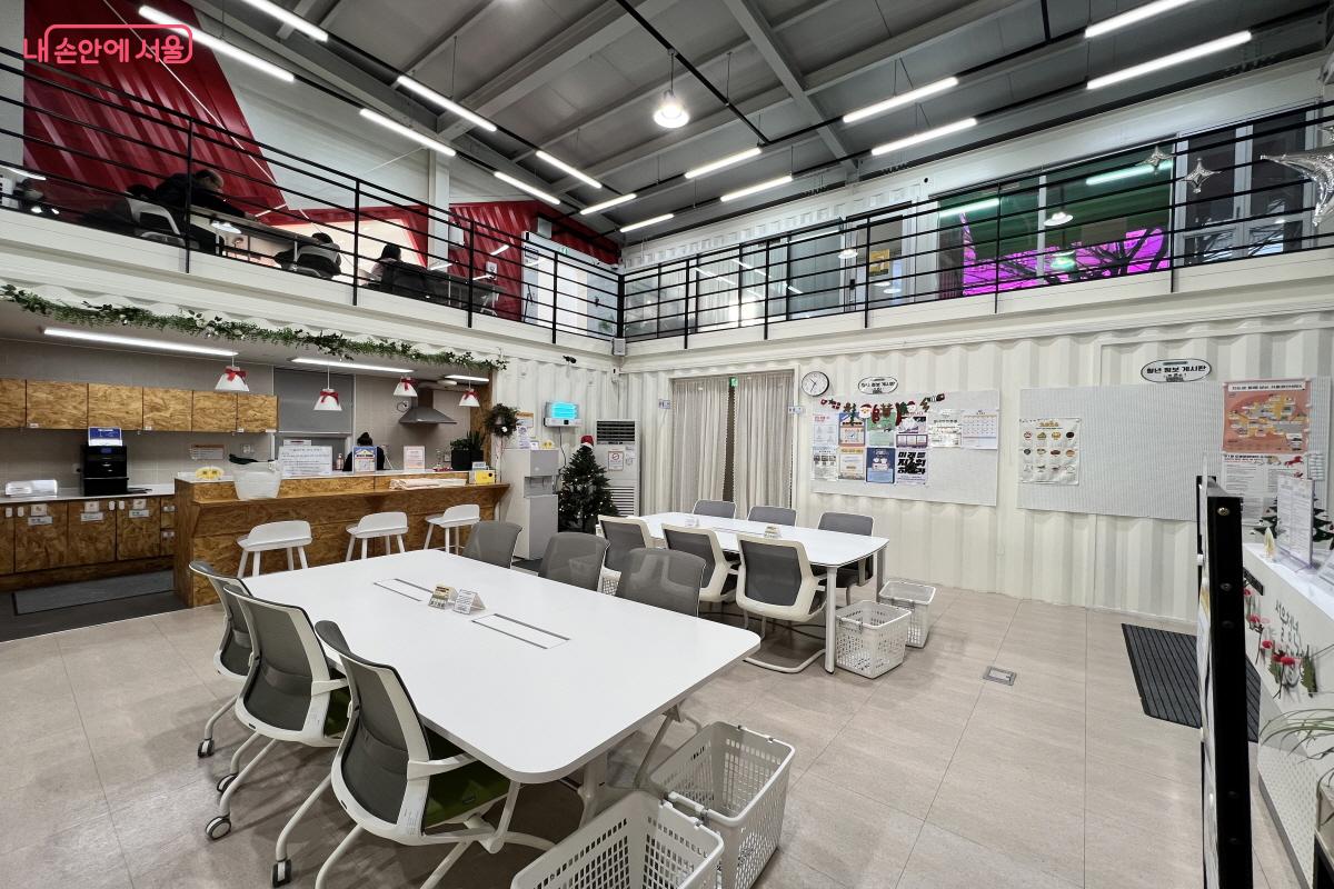 1층 내부. 출입구부터 안쪽까지 공간 구성이 잘 되어 있다. &copy;박지영 