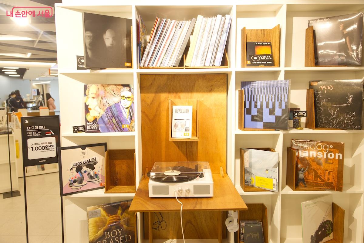최근에는 새 단장을 마치고 LP 청음 공간도 생겼다. &copy;임중빈