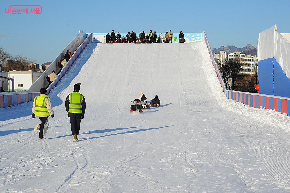 여의도한강공원 눈썰매장의 대형 슬로프 &copy;조수봉