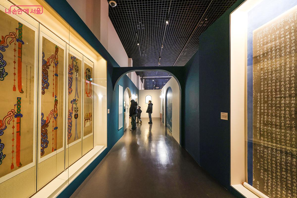 방학을 맞은 아이들과 함께 관람 온 가족의 모습 &copy;김주연