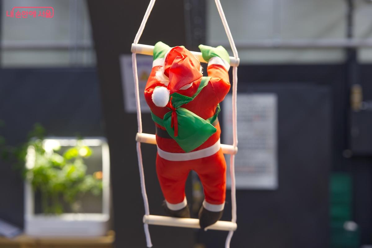 실내 공간 곳곳에 따스한 느낌이 가득한 소품들을 많이 배치해 두었다. &copy;임중빈