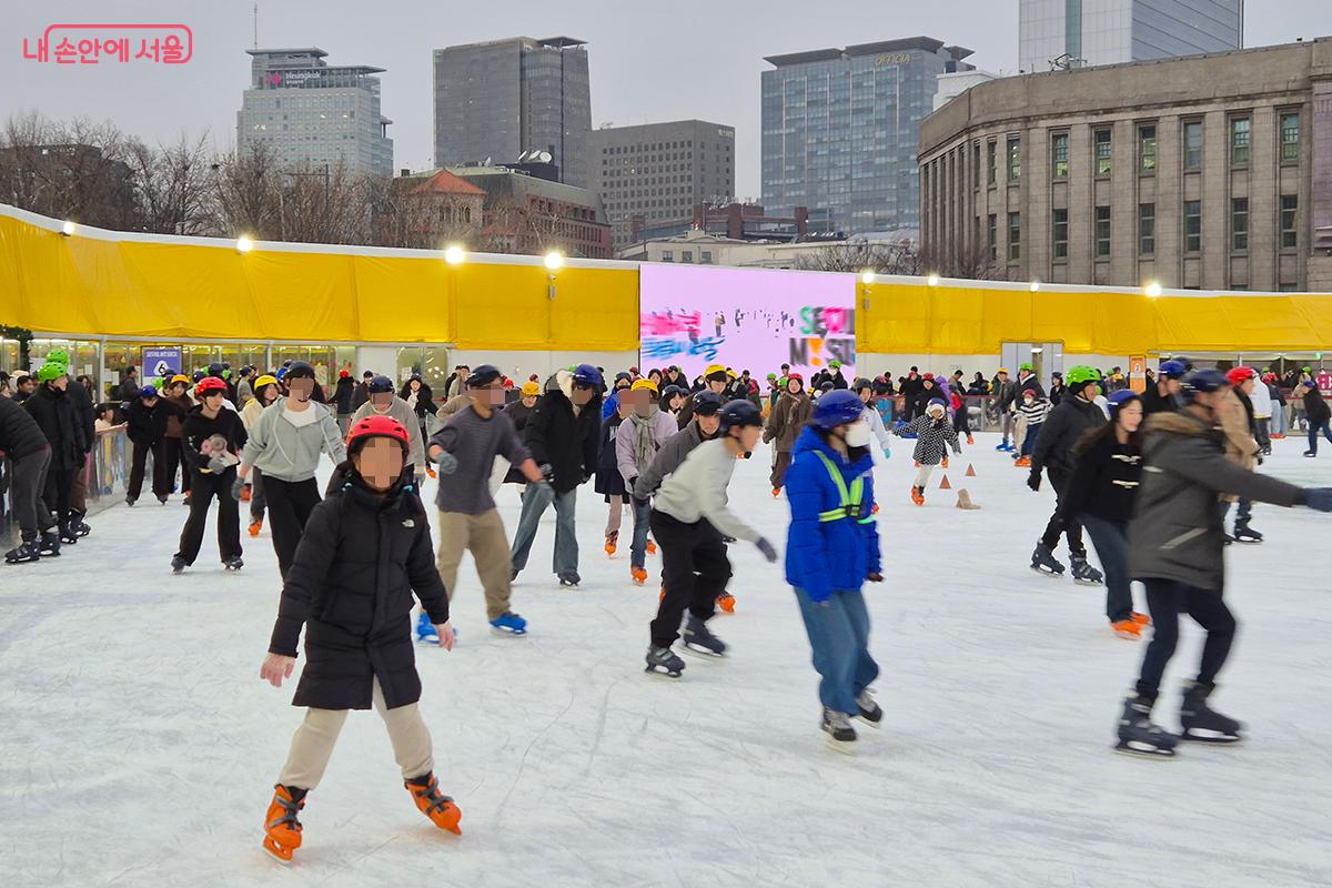 시민들은 접근성이 뛰어난 &lsquo;서울광장 스케이트장&rsquo;을 여유롭게 즐기고 있다. &copy;백승훈
