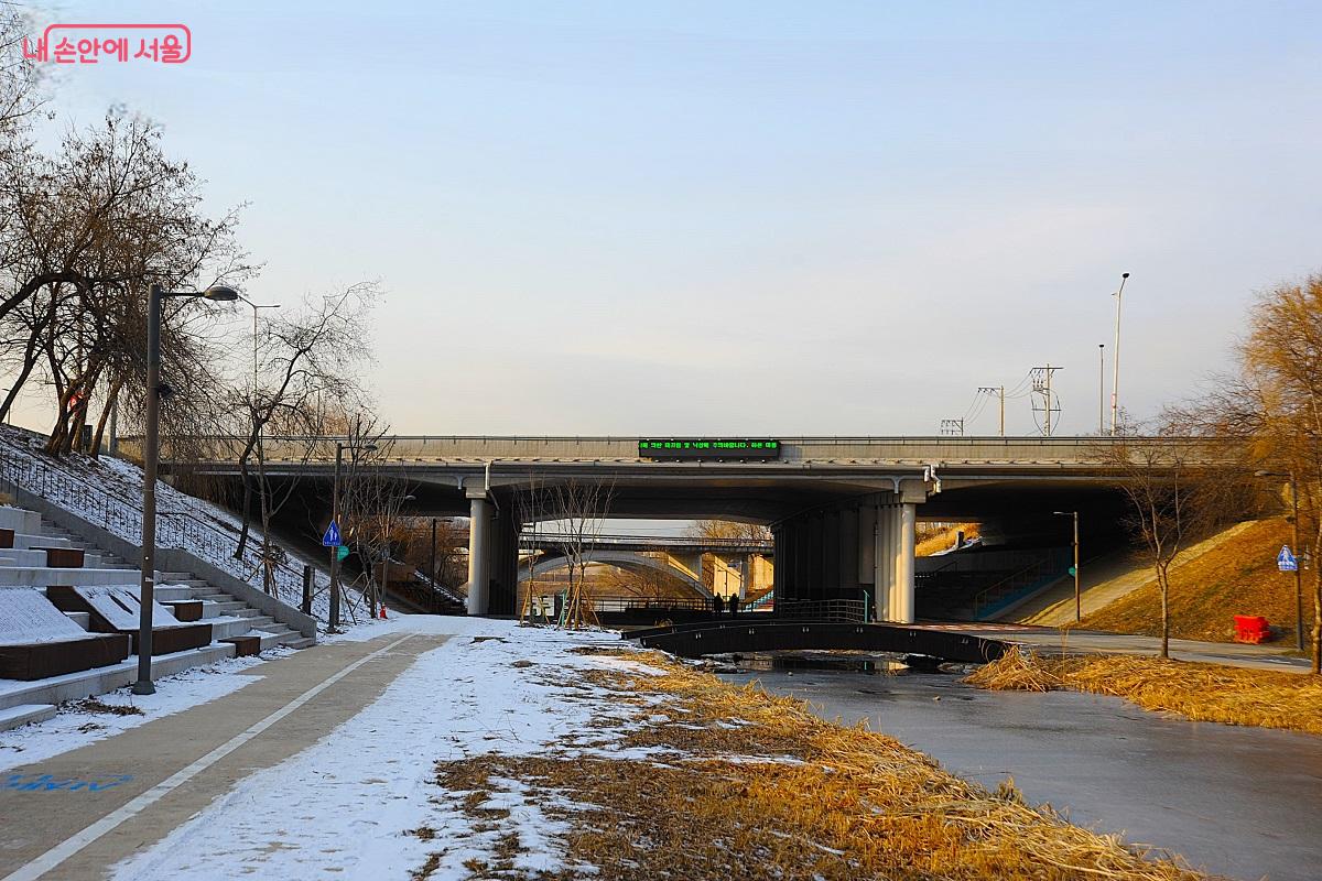 &lsquo;숲자리&rsquo;에서 본 올림픽대로 고가 하부의 &lsquo;풍경자리(고덕천 라운지)&rsquo; &copy;조수봉