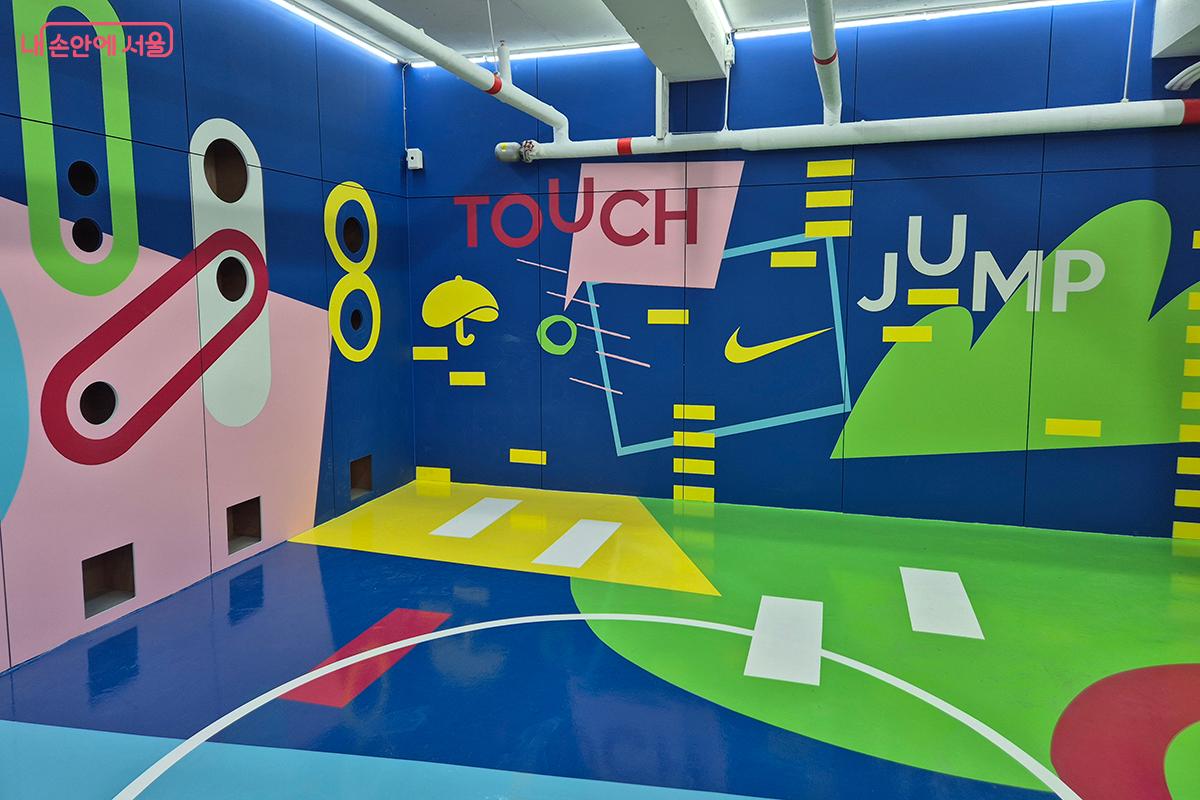 벽체를 활용한 오재미 던지기 등 놀이형 체육활동이 가능한 &lsquo;플레이존&rsquo; &copy;정향선