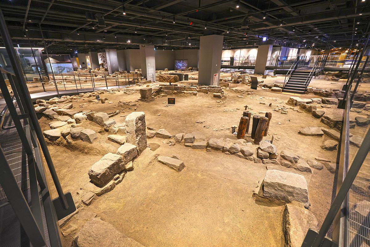 고층빌딩 지하에 조선시대 골목길이 그대로? '공평도시유적전시관'